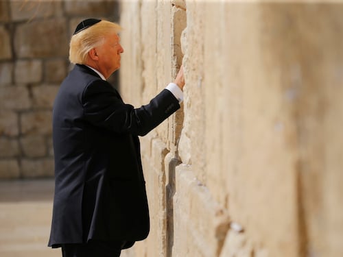 Donald Trump, il primo presidente Usa a visitare il Muro del Pianto