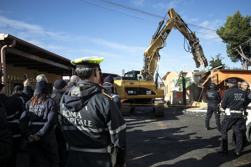 Roma, demolite le ville dei Casamonica 1