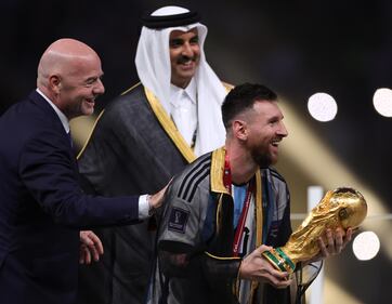 Messi con il mantello da sceicco 7