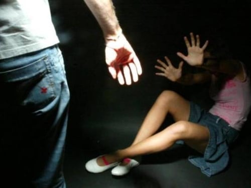 "Mi aiuti a trovare un bancomat?". E lo straniero violenta una la ragazza