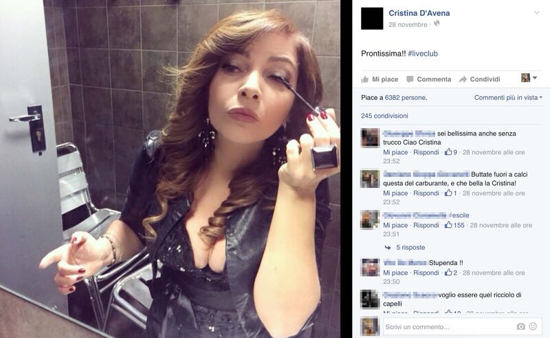 Cristina D'Avena: il Web pazzo per la scollatura profonda 1