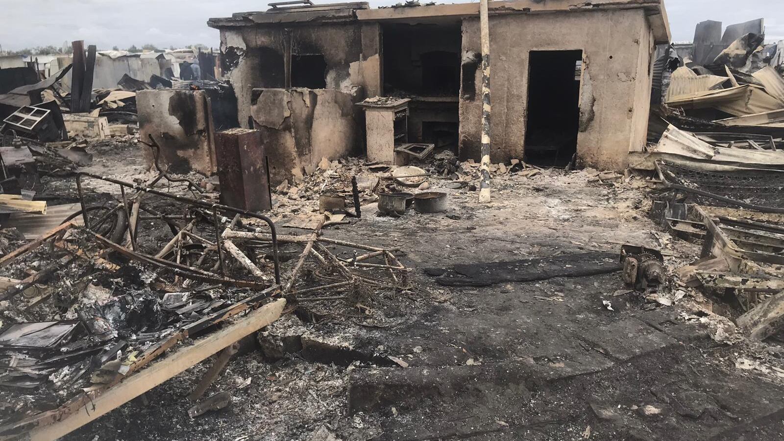 In fiamme il "ghetto" dei migranti di Foggia