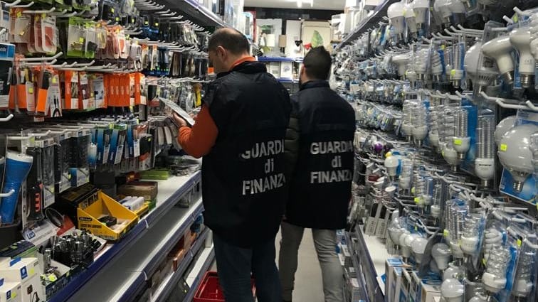 Prodotti non conformi alla sicurezza: maxi sequestro delle fiamme gialle