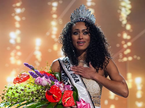 Miss America 2017, la nuova reginetta è nata a Napoli