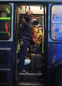 Migliaia di migranti da Budapest a Vienna in autobus 13