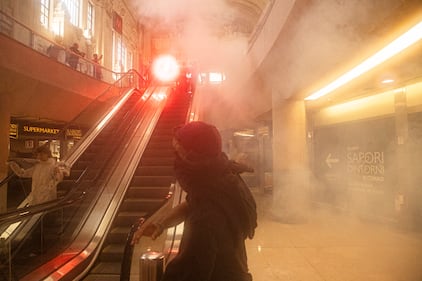 Devastazione alla Stazione di Milano presa d'assalto dai Pro Pal 5