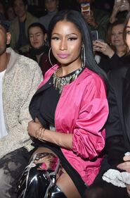 Nicki Minaj fuori di seno alla Paris Fashion Week 21
