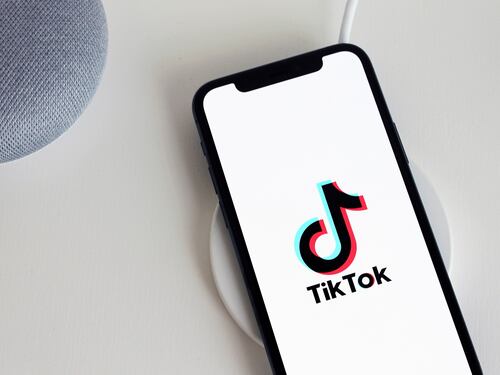 Facebook vuole sapere cosa ci piace: la strategia per battere TikTok