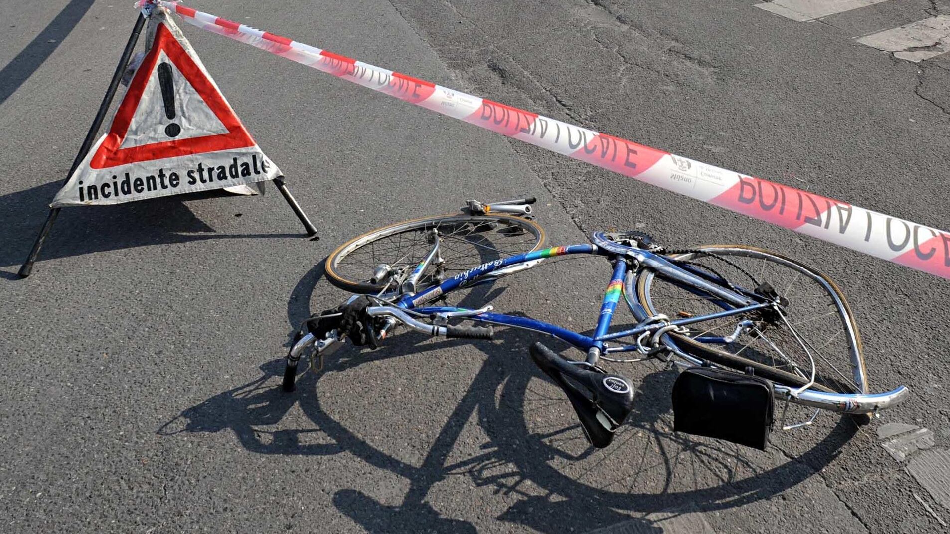 Anziano in bicicletta ucciso da un camion sulla strada Cassanese