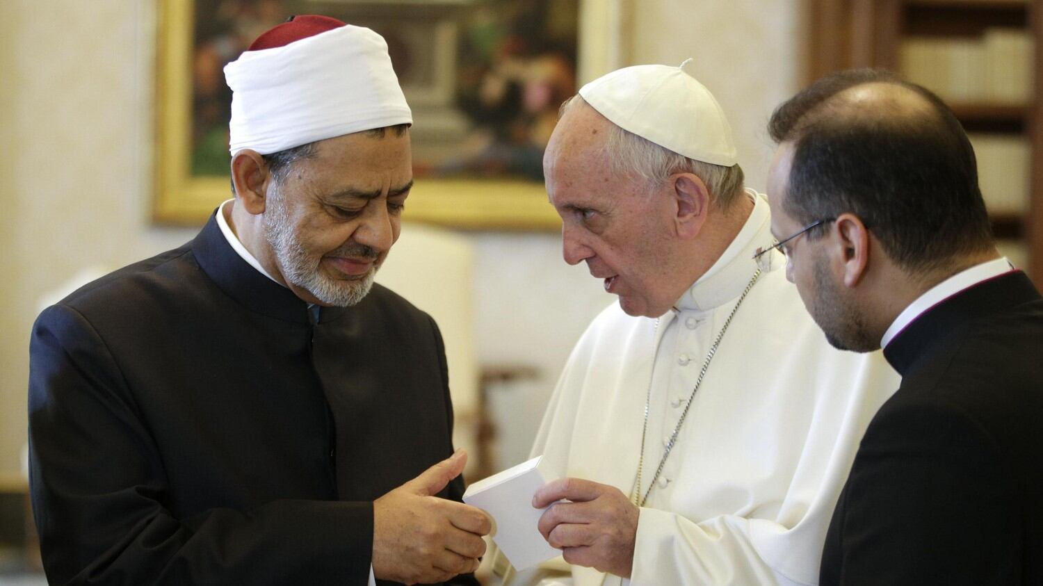 L'imam del Cairo da Bergoglio: "L'islam non c'entra niente col terrorismo"
