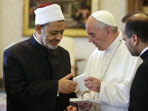 Il Papa con l'imam di al-Azhar: "Il nostro incontro è già un messaggio"