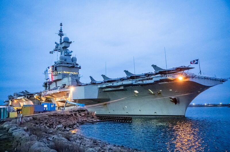 Hormuz, si muove la portaerei francese: la Charles de Gaulle entra nella crisi del Golfo