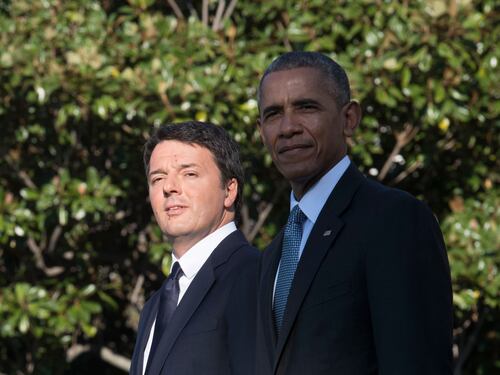 La vendetta di Renzi su Obama e la fumata sul balcone del G7. "Non so se era una sigaretta..."