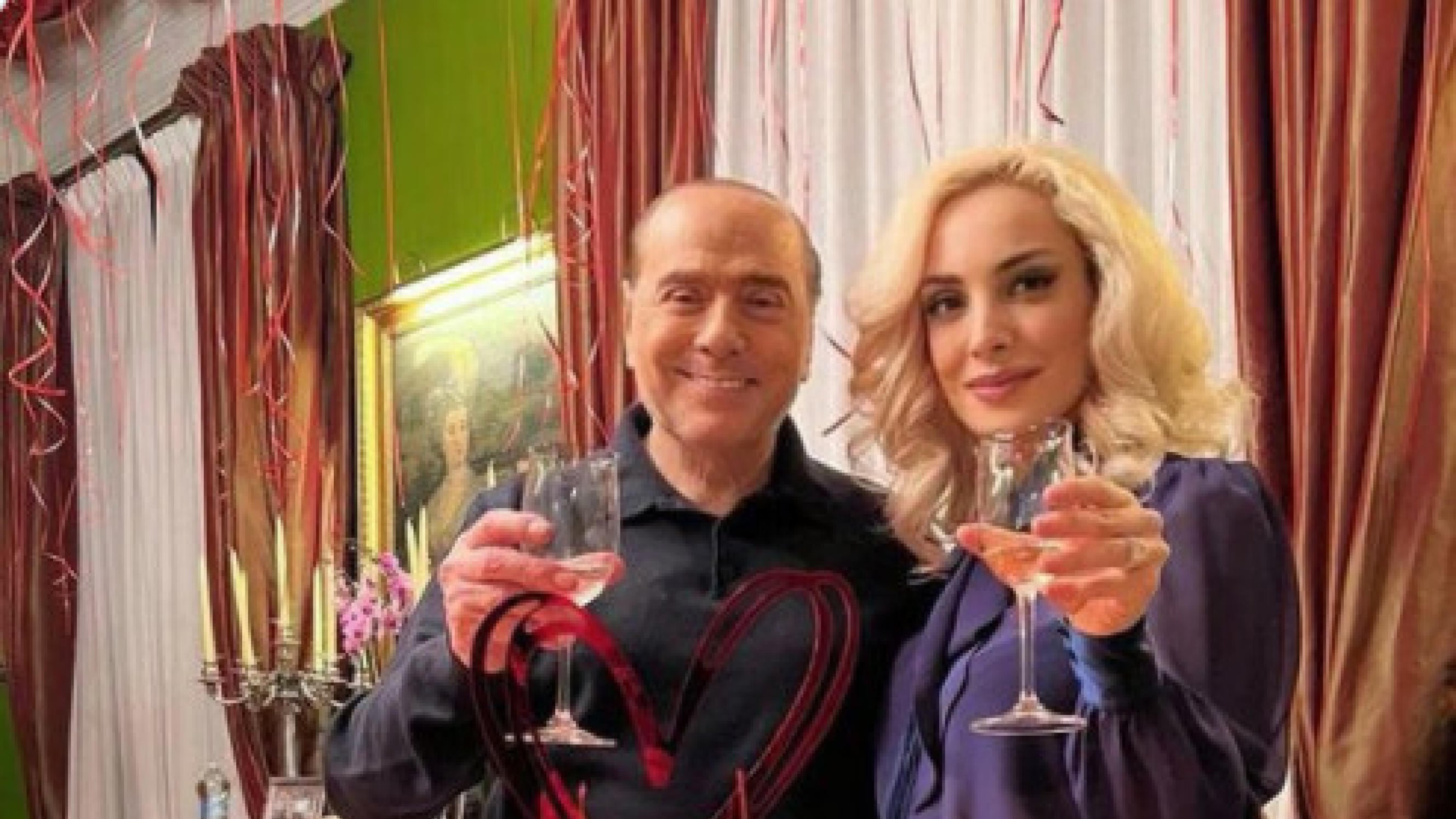 Il San Valentino di Berlusconi: "Con chi amate e chi ama l'Italia"