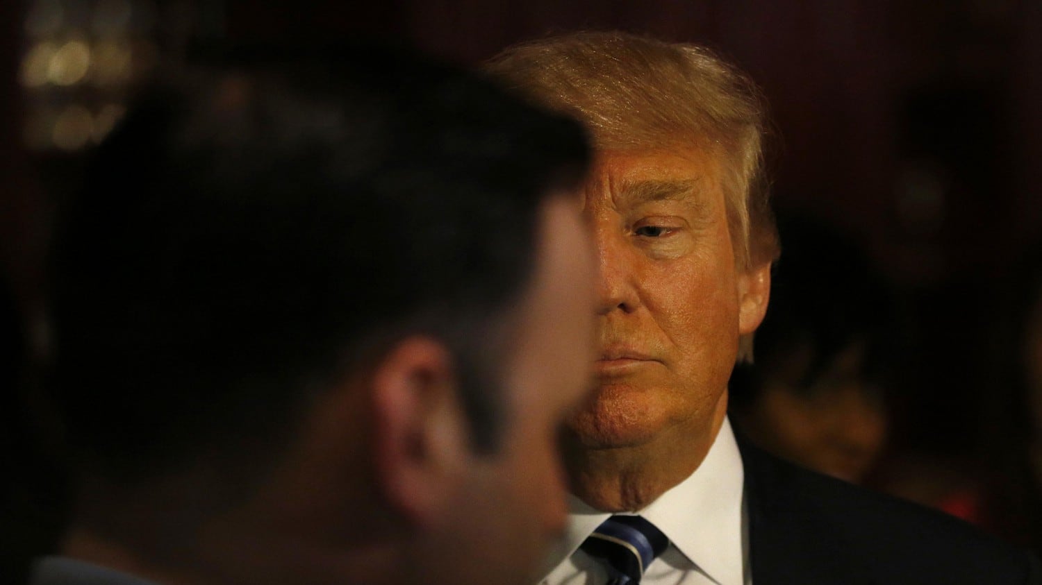 Trump resiste al fuoco amico: più lo combattono più vince