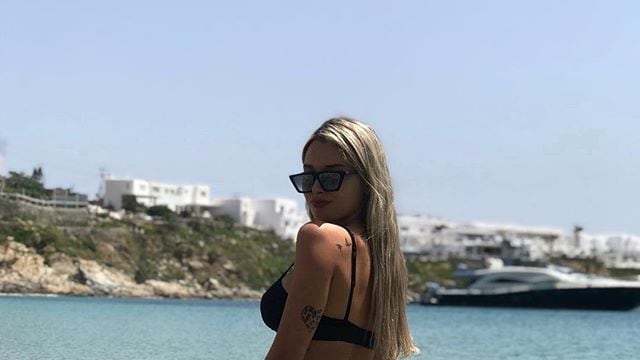 Agustina Gandolfo hot in vacanza: lady Martinez scatenata al mare