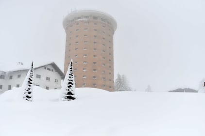 Sestriere, sommersa dalla neve 9
