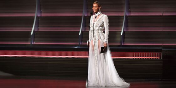 Beyoncé e Lady Gaga, gli scatti sexy 12