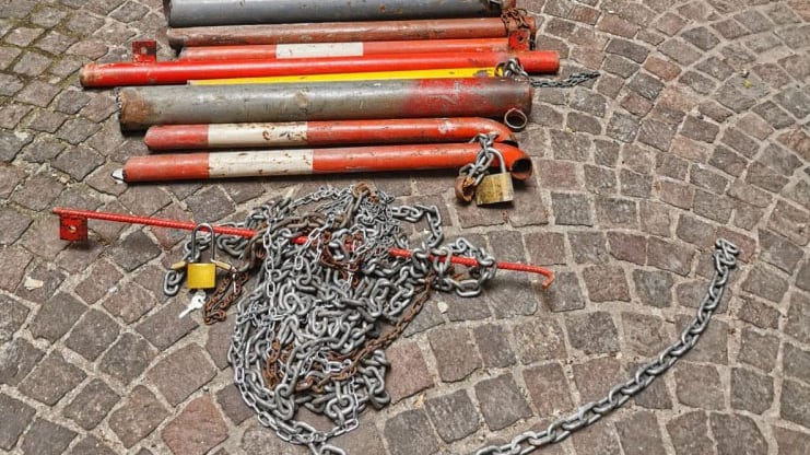Paletti e catene in strada, nei guai parcheggiatore