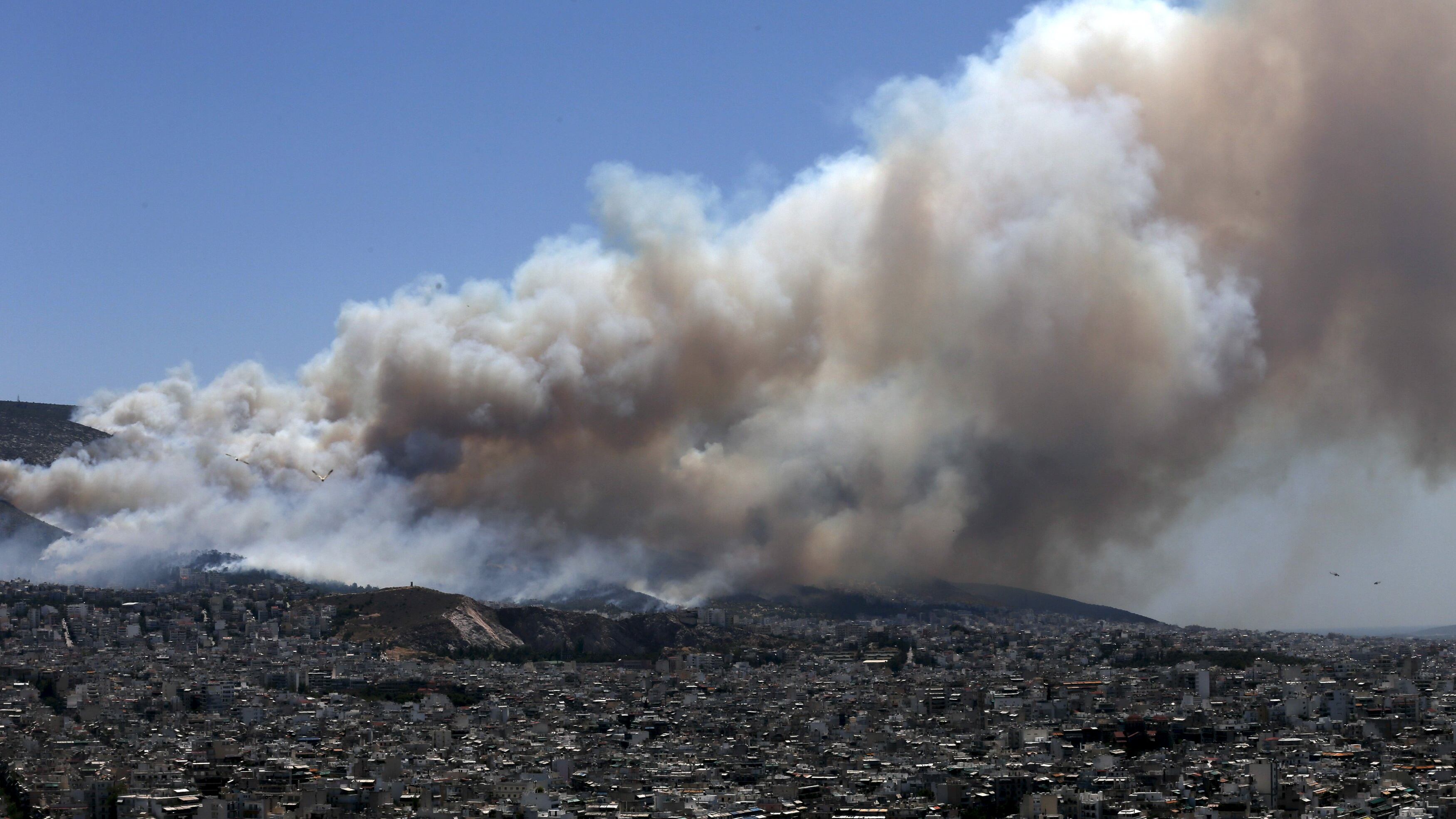 Atene brucia, incendi sulle colline