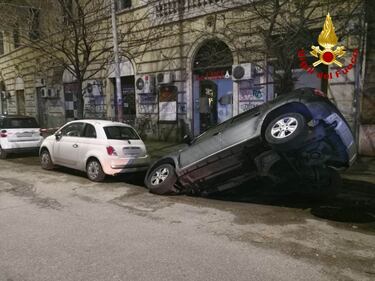 Un'auto finisce in una voragine 3