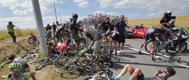 Brutta caduta al Tour de France, gara fermata 6