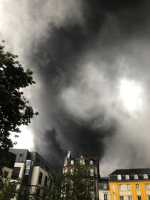 Rouen, incendio in un impianto chimico: nube nera sulla città 4