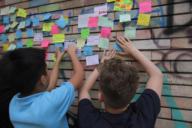 Insulti alla preside: sul muro compare un murale di post-it degli alunni 8