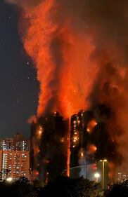 Vasto incendio a Hong Kong: le immagini del complesso residenziale in fiamme 2
