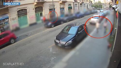 Il pedinamento e la rapina: le immagini delle telecamere di sorveglianza 4