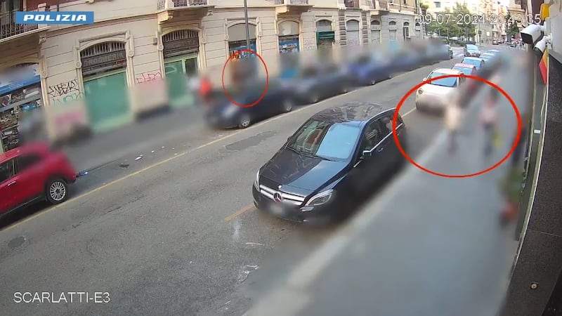 Il pedinamento e la rapina: le immagini delle telecamere di sorveglianza 4