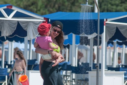 Michelle Hunziker, sexy in spiaggia con le figlie 2