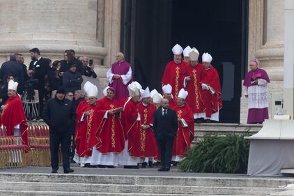Folla di 100mila fedeli attesa per i funerali di Papa Benedetto XVI 11