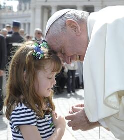 Lizzy abbraccia il Papa prima di diventare cieca 8