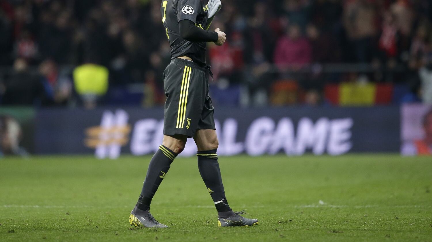 Il Ronaldo abbandonato si aggrappa... alla manita