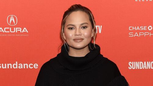 Chrissy Teigen, topless e incinta mentre cucina 2