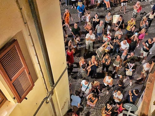 I no pass sotto casa del sindaco: "Siete squadristi, vergogna"