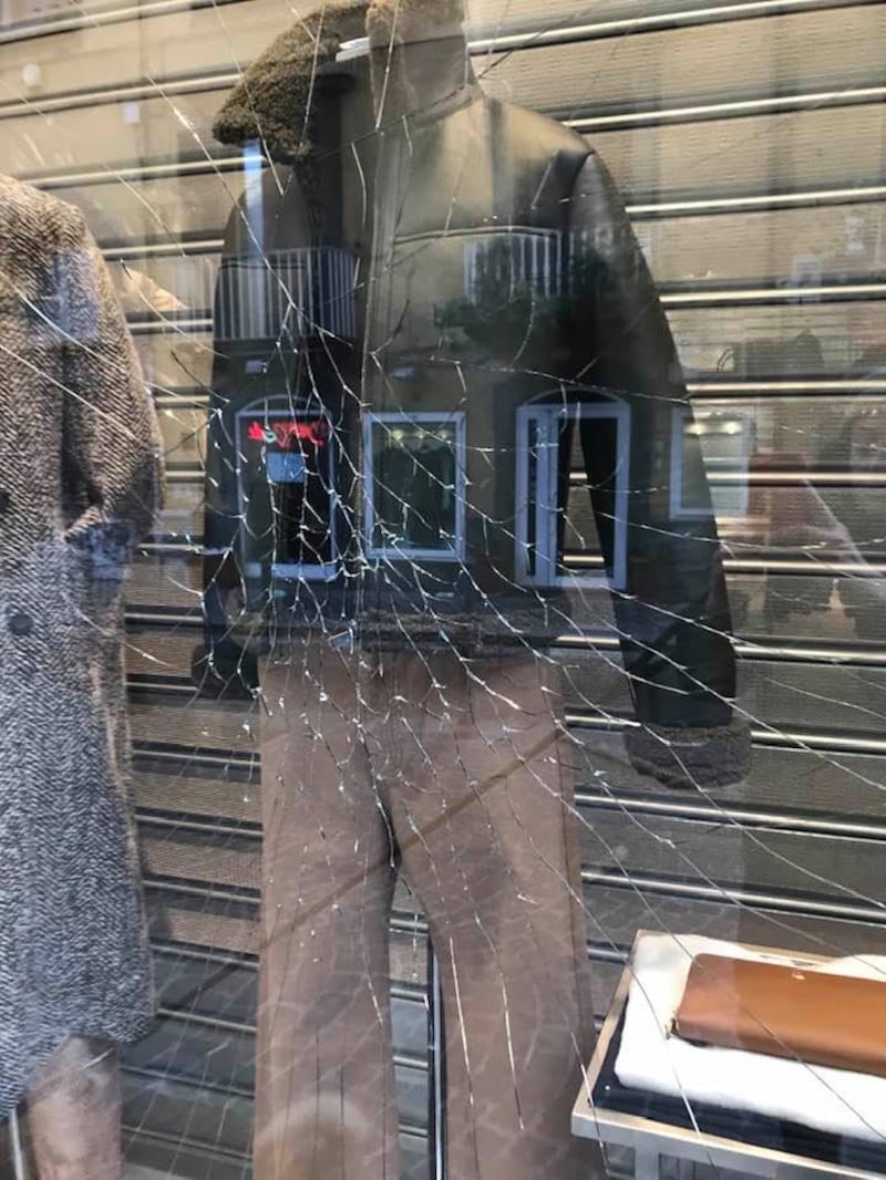 Napoli, vandali in azione a Chiaia: le immagini dei danni 1
