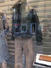 Napoli, vandali in azione a Chiaia: le immagini dei danni 1