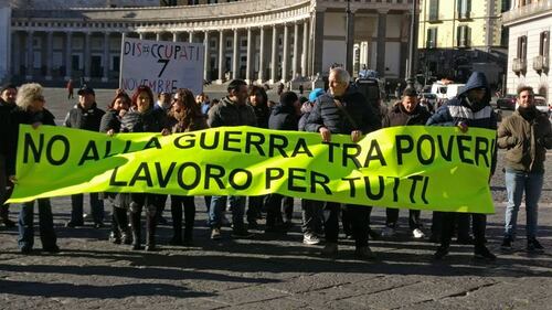 Minniti a Napoli per la "riforma dell'accoglienza": le proteste di Lega e disoccupati 1