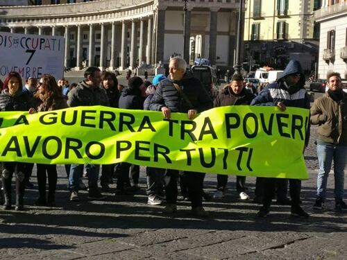 Minniti a Napoli per la "riforma dell'accoglienza": le proteste di Lega e disoccupati