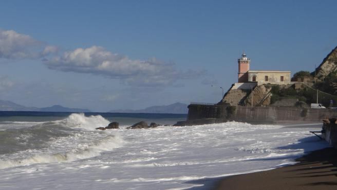 "Sapore di sale": la spiaggia di Paoli inghiottita dal mare