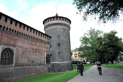 Crollano frammenti della torre: paura al Castello Sforzesco 7