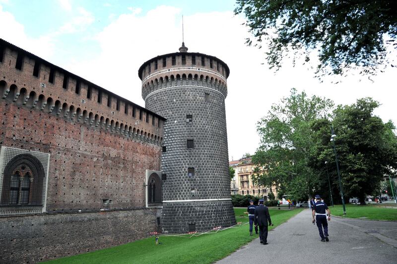 Crollano frammenti della torre: paura al Castello Sforzesco 7