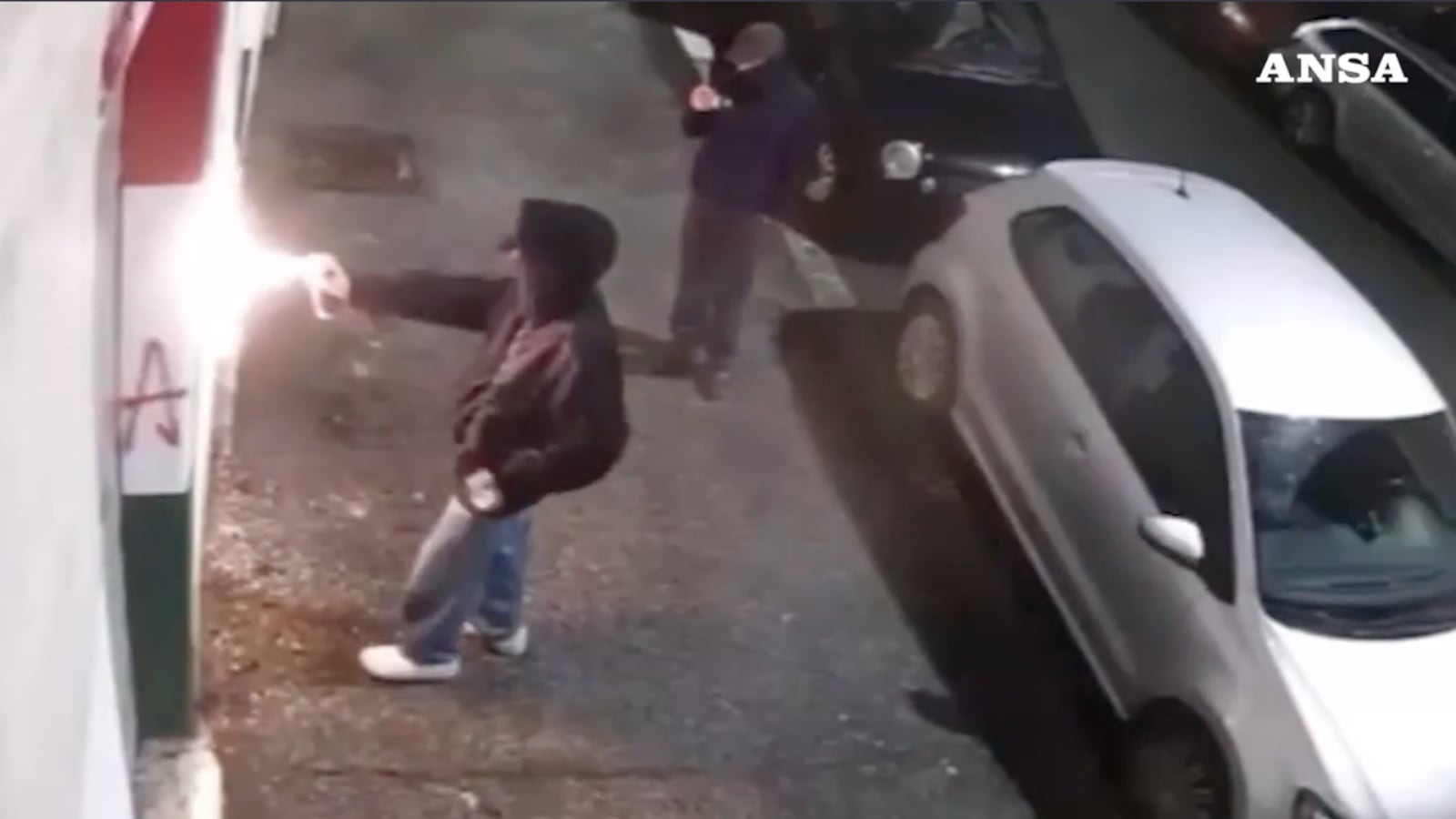 “Fasci di m…”. Sfregiata la sede FdI della Garbatella. Arianna Meloni: “Figli dell’odio”