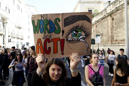 Roma, gli studenti in piazza per il clima 12