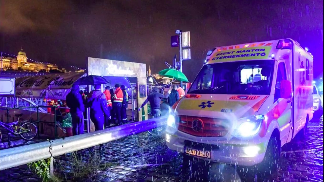 Tragedia a Budapest, barca si rigira nel Danubio: 7 morti