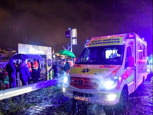 Tragedia a Budapest, barca si rigira nel Danubio: 7 morti