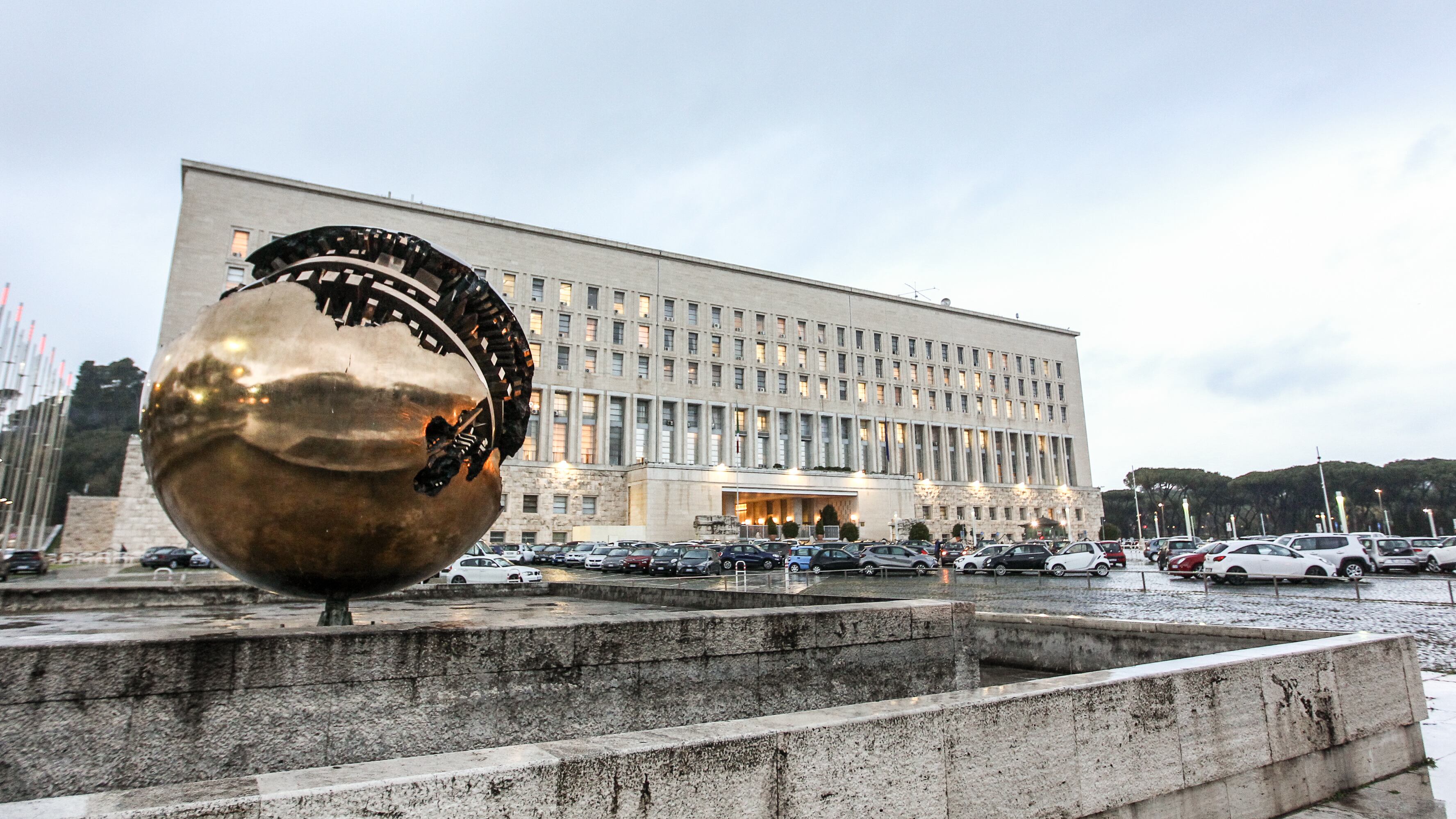 Pro-Gaza tentano di tingere bandiera Israele alla Farnesina: polizia lo impedisce