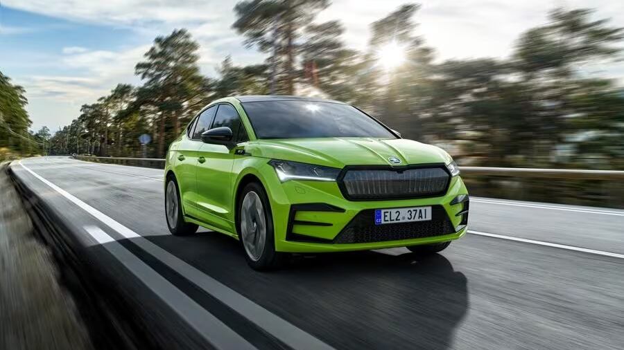 Skoda va contro corrente: venderà i motori a combustione fino al 2035